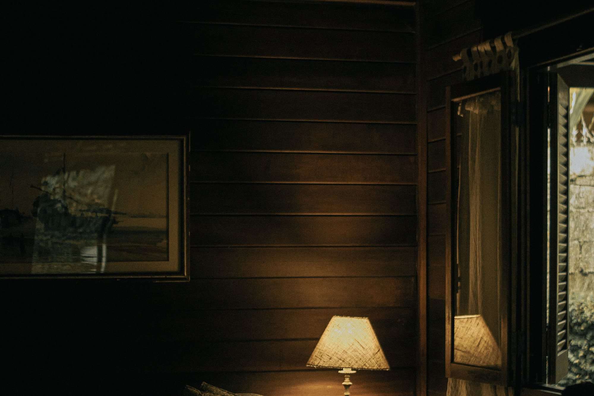 Warm lantern light over the timber courtyard of Mộc Homestay